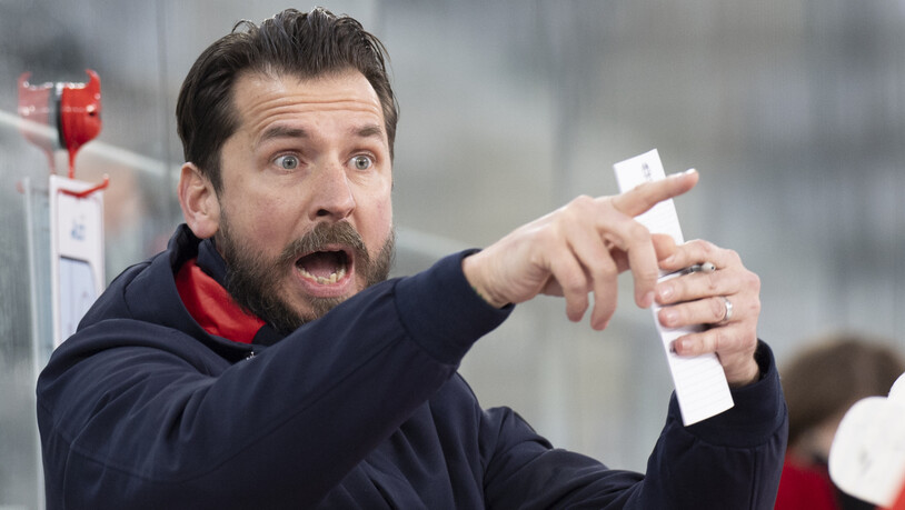 Olten (im Bild Trainer Lars Leuenberger) führt die Swiss League weiterhin souverän an