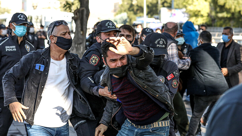Ein Demonstrant wird festgenommen, weil er sich einem Polizisten bei einer Gedenkfeier für die Opfer eines schweren Terroranschlags vor sechs Jahren in Ankara widersetzt hat. Die türkische Polizei ist gegen Teilnehmer der Gedenkveranstaltung vorgegangen…