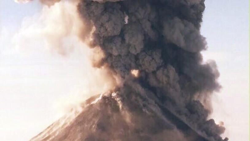 Ob ein Vulkan explosiv ausbricht, entscheidet auch der Gehalt des im Magma gelösten Wassers. (Themenbild)