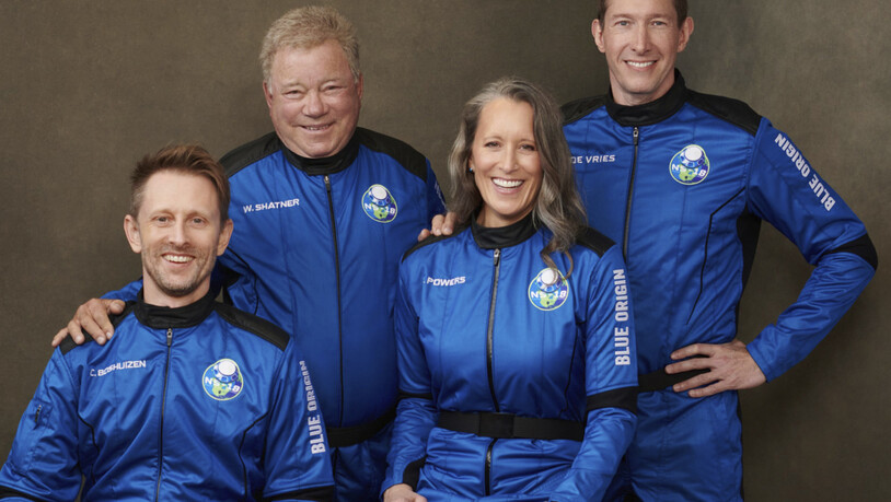 HANDOUT - Beim zweitne Passagierflug von Blue Origin ins All ist William Shatner (2. v. l.) mit an Bord. Etwas später als geplant schoss die Raumkapsel heute los. Foto: -/Blue Origin via AP/dpa - ACHTUNG: Nur zur redaktionellen Verwendung im Zusammenhang…