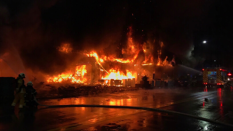 HANDOUT - Flammen schlagen aus einem brennenden 13-stöckigen Geschäfts- und Wohngebäude in der südtaiwanischen Hafenstadt Kaohsiung. Bei dem Brand sind mehrere Menschen ums Leben gekommen. Foto: Handout/ Fire Bureau Of Kaohsiun/ZUMA Press Wire/dpa -…