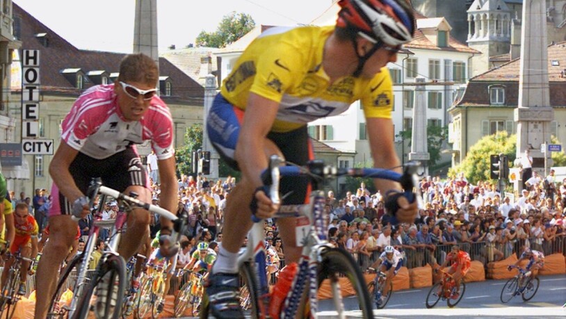 Im Jahr 2000 duellierten sich der gefallene Seriensieger Lance Armstrong (rechts) und Jan Ullrich in Lausanne im Rahmen der Tour de France