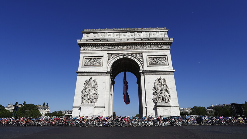 Der Tour-de-France-Tross passiert am Schlusstag traditionell den Arc de Triomphe am Zielort in Paris