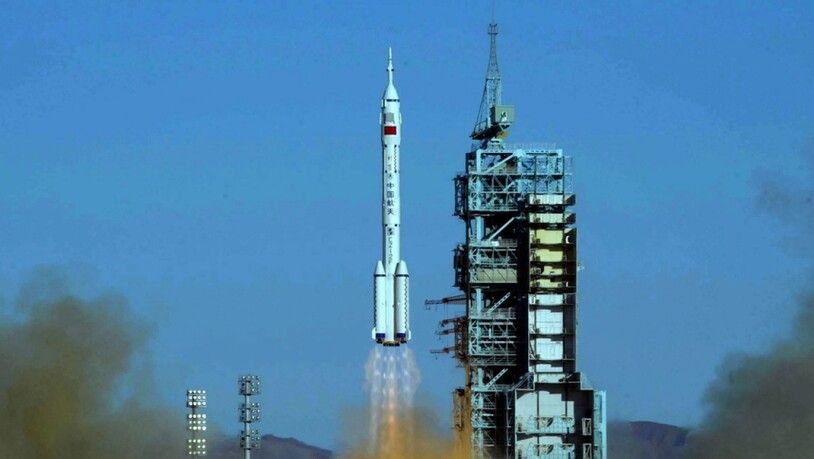 Eine Trägerrakete vom Typ Langer Marsch 2F (hier beim ersten bemannten Start 2003) soll heute Nachmittag zwei Astronauten und eine Astronautin für sechs Monate ins All bringen - ein Rekord für China (Archivbild)