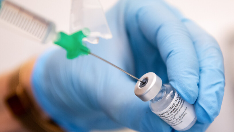 ARCHIV - Eine Klinik-Mitarbeiterin zieht den Covid-19-Impfstoff von Biontech/Pfizer auf eine Spritze. Biontech/Pfizer haben jetzt auch in Europa eine Zulassung ihres Corona-Impfstoffs für Kinder von fünf bis elf Jahren beantragt. Die Unternehmen teilten…
