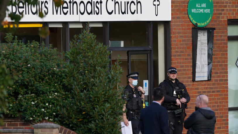 Polizeibeamte stehen am Tatort in der Nähe der Belfairs Methodist Church. Nach Berichten über einen Messerangriff auf einen Abgeordneten in Großbritannien hat die Polizei bestätigt, dass es einen Toten gab. Unklar war zunächst, ob es sich dabei um den…