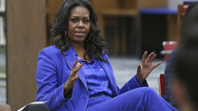 ARCHIV - Michelle Obama spricht an ihrer ehemaligen Schule, der Whitney M. Young Magnet High School. Die frühere First Lady ist mit dem sogenannten Freedom Award ausgezeichnet worden. Das teilte das National Civil Rights Museum in Memphis im US…