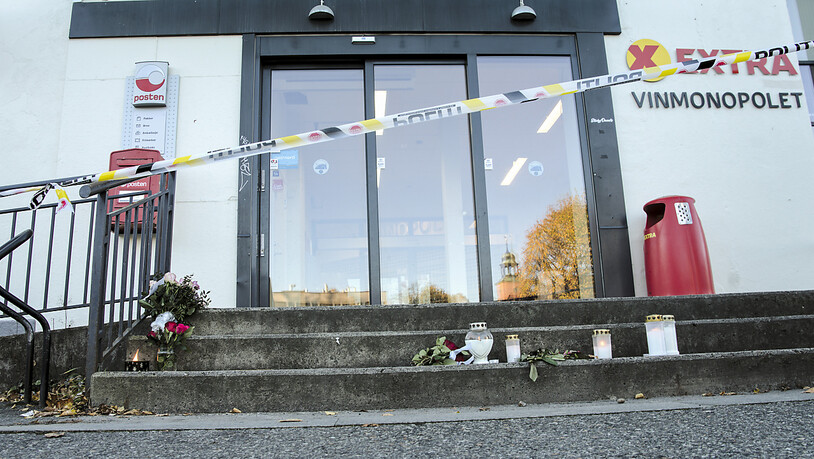 Vor einem Geschäft, das in die Gewalttat in der norwegischen Kleinstadt Kongsberg verwickelt war, stehen Blumen und Kerzen. Foto: Terje Bendiksby/NTB/AP/dpa
