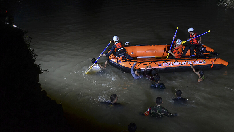 Retter suchen nach Opfern, die in einem Fluss in Ciamis, Westjava, Indonesien, ertrunken sind. Während eines Schulausflugs zur Säuberung eines Flusses sind am Freitagabend in der indonesischen Provinz Westjava mehrere Schüler ertrunken. Foto: Yopi…