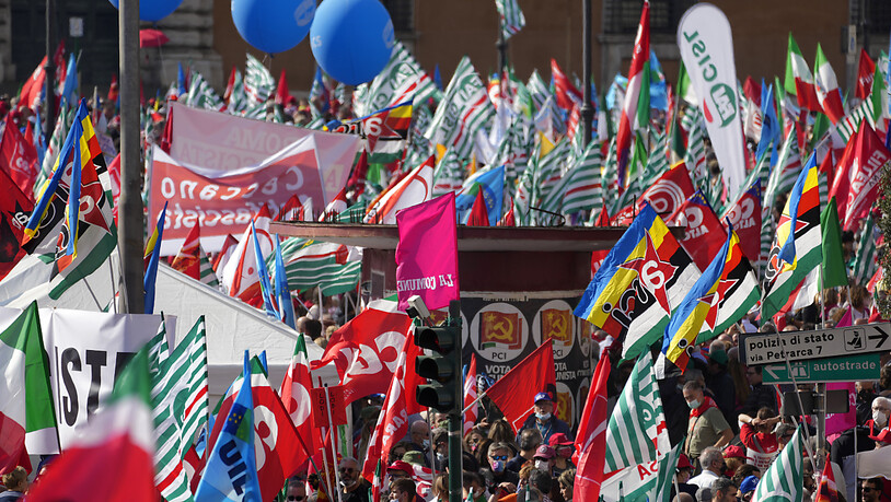 Die italenischen Gewerkschaften haben zur Demonstration aufgerufen - das Motto: «Nie mehr Faschismus». Foto: Andrew Medichini/AP/dpa