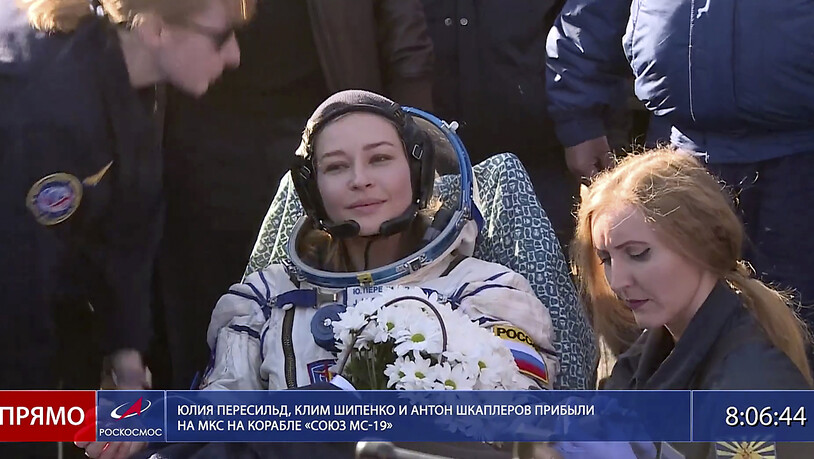 HANDOUT - Dieses von der Raumfahrtagentur Roscosmos zur Verfügung gestellte Foto zeigt die Schauspielerin Julia Peressild (M) kurz nach der Landung. Foto: Uncredited/Roscosmos Space Agency/AP/dpa - ACHTUNG: Nur zur redaktionellen Verwendung und nur mit…