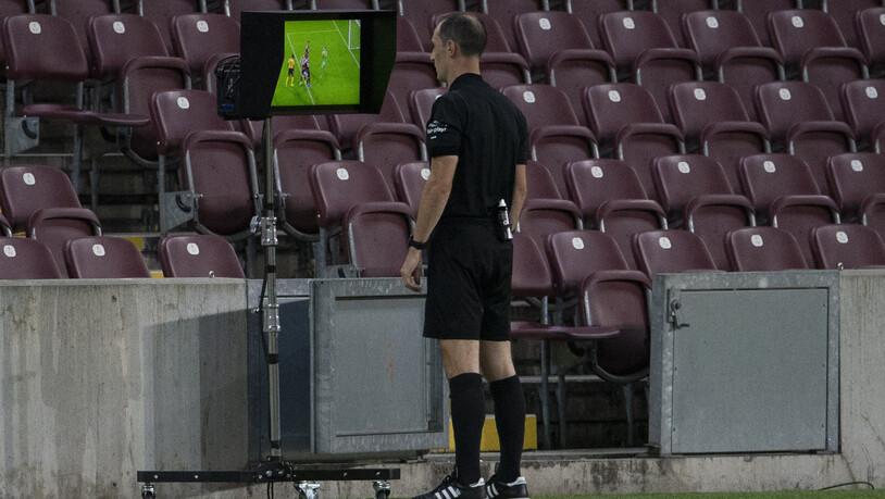 Stefan Horisberger, der am Samstag die Partie zwischen den Young Boys und Luzern gepfiffen hat, schaut sich eine Szene auf dem Videobildschirm an. (Archivbild)