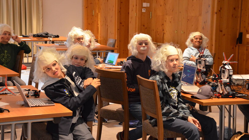 Spass muss auch sein: begeisterte Davoser Kinder mit Albert-Einstein-Perücken letzte Woche im Coding Camp der Einstein MINT Academy. 