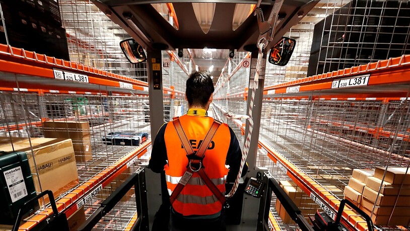 Ein Mitarbeiter im deutschen Logistik- und Verteilzentrum von Amazon in Werne. Der Onlinehändler will mit Hilfe der Behörden verstärkt gegen Produktfälschungen vorgehen. (Symbolbild)