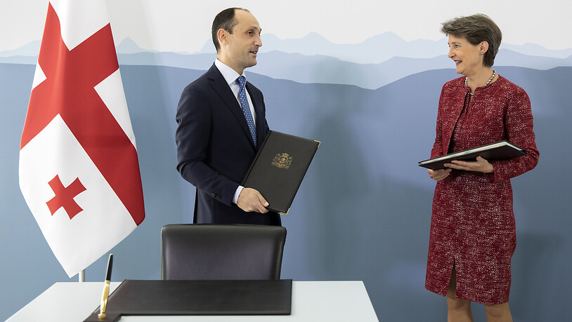 Umweltministerin Simonetta Sommaruga und Levan Davitashvili, der georgische Minister für Umweltschutz und Landwirtschaft, nach der Unterzeichnung des Klimaabkommens in Bern.