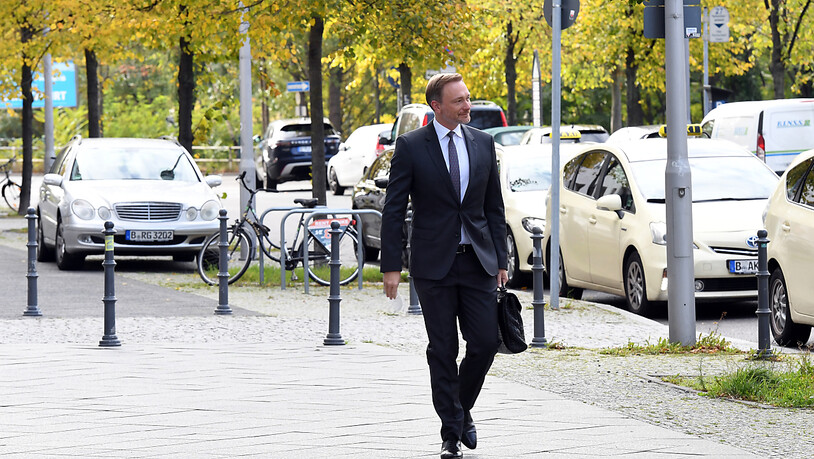 Christian Lindner, Fraktionsvorsitzender und Parteivorsitzender der FDP, kommt zu einer Sitzung. Drei Wochen nach der Bundestagswahl in Deutschland wollen als letzte der drei Parteien die Liberalen über die Aufnahme von Koalitionsverhandlungen für eine…
