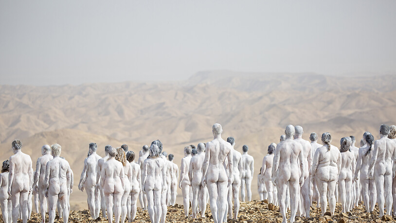 dpatopbilder - Menschen posieren nackt für den amerikanischen Künstler Spencer Tunick als Teil einer Kunstaktion in der Wüste in der Nähe des Toten Meeres. Rund 200, weiß angemalte Nackte haben an einer Kunstaktion teilgenommen, um auf die…