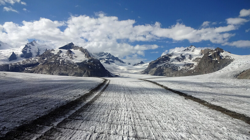 Der Eisverlust des Grossen Aletschgletscher im Kanton Wallis war im Jahr 2021 vergleichsweise moderat: Dort schmolz eine Eisschicht von zwei bis drei Meter im Sommer ab.