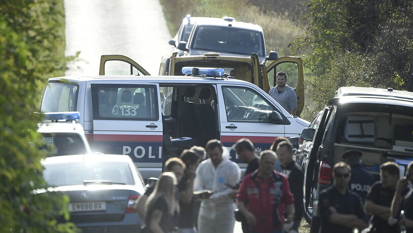 An der österreichisch-ungarischen Grenze sind zwei Flüchtlinge tot in einem Kleinbus entdeckt worden. Foto: Robert Jaeger/APA/dpa