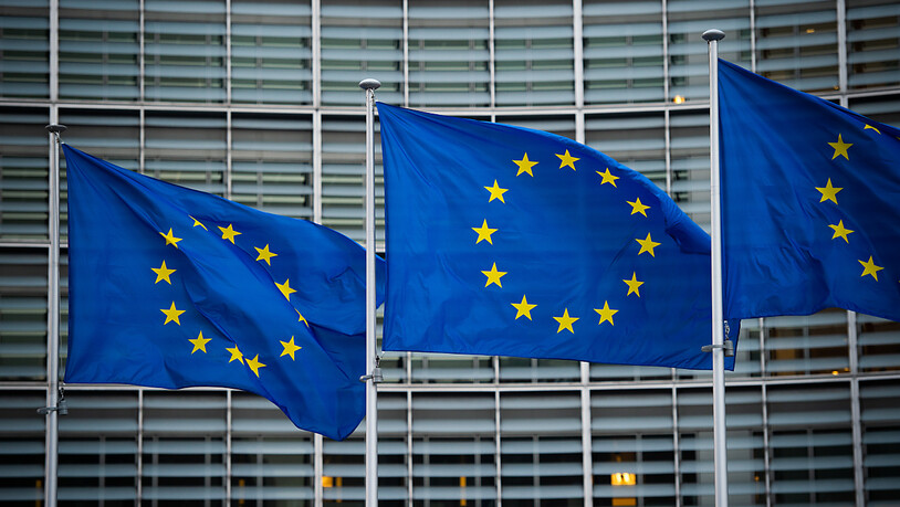 ARCHIV - Flaggen der Europäischen Union wehen vor dem Berlaymont-Gebäude der Europäischen Kommission in Brüssel. Mit ihrem neuen Türkei-Bericht übt die EU-Kommission scharfe Kritik an der Staatsführung von Präsident Erdogan. Foto: Arne Immanuel Bänsch/dpa