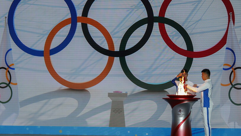 Das olympische Feuer wird offiziell willkommen geheissen.
