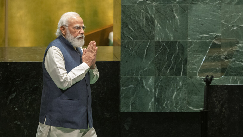 Narendra Modi, Premierminister von Indien, hält beide Handflächen aneinander, als er zum Rednerpult bei der 76. Sitzung der UN-Generalversammlung am Hauptsitz der Vereinten Nationen geht. Foto: Eduardo Munoz/Pool Reuters/AP/dpa
