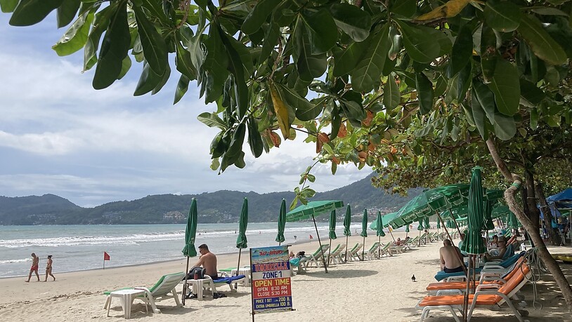 ARCHIV - Touristen halten sich im Rahmen des Modellprojekts "Sandbox" am Patong Beach auf. Thailand will sich am 1. November für Flugreisende aus der Schweiz und 45 weiteren Ländern mit geringem Corona-Risiko öffnen. Foto: Carola Frentzen/dpa