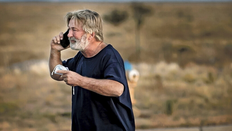 dpatopbilder - HANDOUT - US-Schauspieler Alec Baldwin telefoniert auf dem Parkplatz vor dem Santa Fe County Sheriff's Office, nachdem er zu dem Vorfall am Set des Films «Rust» am Stadtrand von Santa Fe befragt wurde. Baldwin hat bei einem Filmdreh mit…