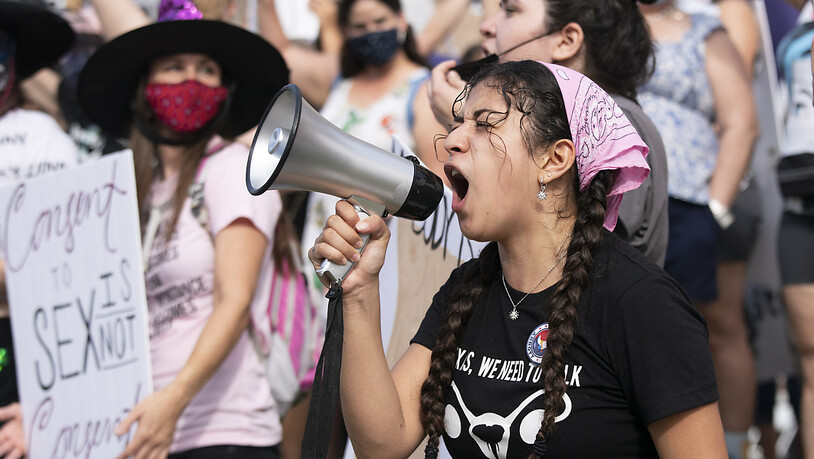 Frauen nehmen an einer Demonstration gegen die texanischen Gesetze teil, die das Recht der Frauen auf Abtreibung einschränken. Vorerst bleibt das strenge Abtreibungsgesetz in Texas in Kraft. Für den 1. November hat das Oberste Gericht der USA allerdings…