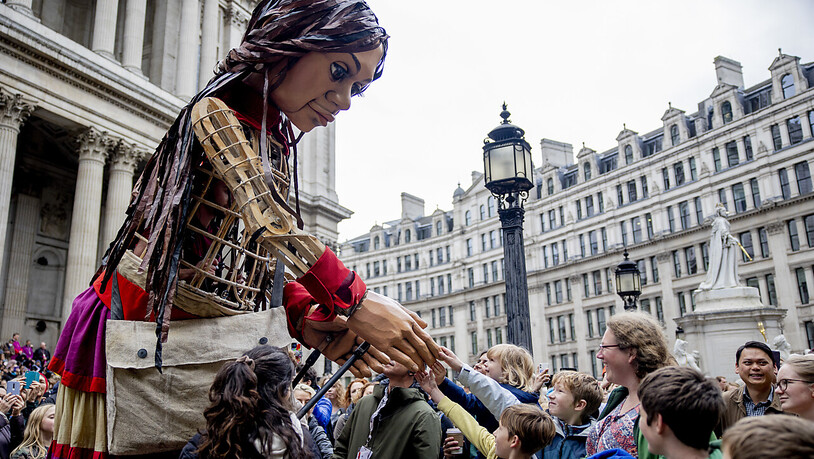 Die Riesenpuppe «Little Amal», die ein geflüchtetes syrisches Mädchen symbolisieren soll, kommt an der St. Paul's Cathedral in London an. Die Puppe befindet sich auf einer 8000 km Reise von Syrien bis nach Großbritannien, um auf die Probleme von…