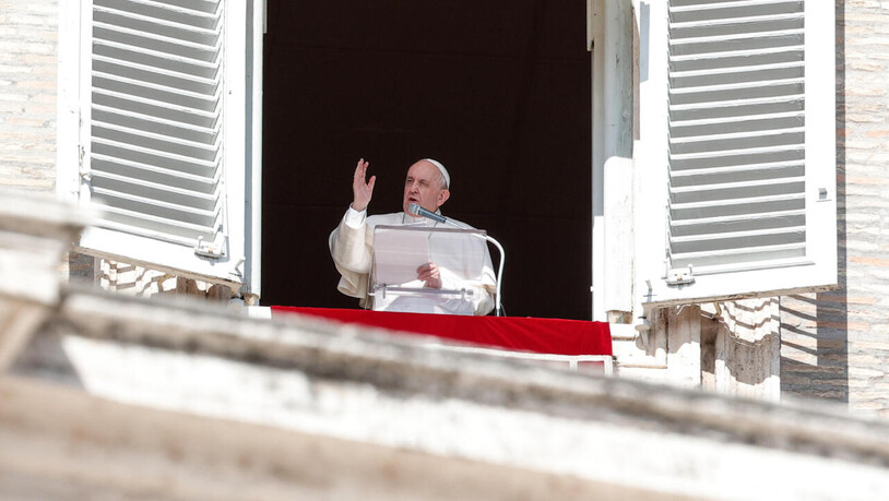 Papst Franziskus steht an einem Fenster, während er das Angelus-Gebet spricht. Der Papst  hat am Sonntag vor zahlreichen Gläubigen und Pilgern auf dem Petersplatz die Länder der Welt zum Handeln in der Migrationskrise in Libyen aufgerufen. Foto: Giuseppe…
