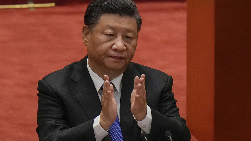 Xi Jinping, Präsident von China, applaudiert während einer Veranstaltung zum 110. Jahrestag der Xinhai-Revolution in der Großen Halle des Volkes in Peking. Foto: Andy Wong/AP/dpa