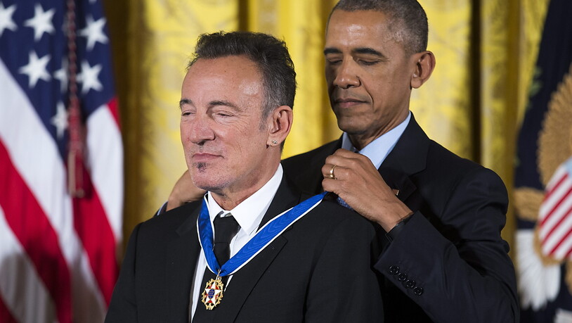 ARCHIV - Barack Obama verleiht Bruce Springsteen die Freiheitsmedaille. Foto: Shawn Thew/epa/dpa