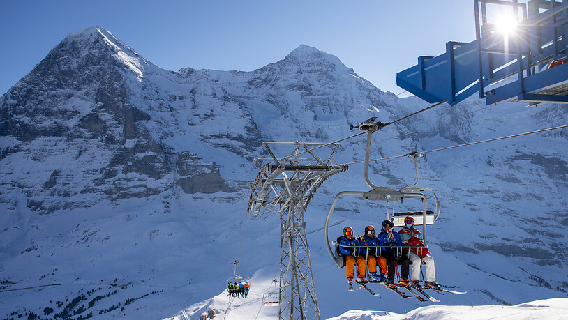 Die Schweizer Wintersportorte dürften in der neuen Skisaison von einer regen Nachfrage aus dem Inland profitieren. Die Konjunkturforschungsstelle KOF rechnet für den Tourismus hierzulande mit einer weiteren langsamen Erholung.(Archivbild)