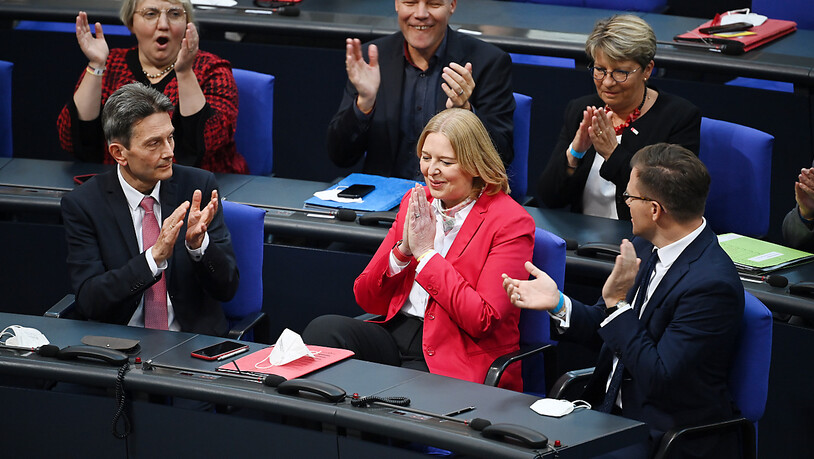 Bärbel Bas freut sich über ihre Wahl zur Bundestagspräsidentin. Foto: Britta Pedersen/dpa