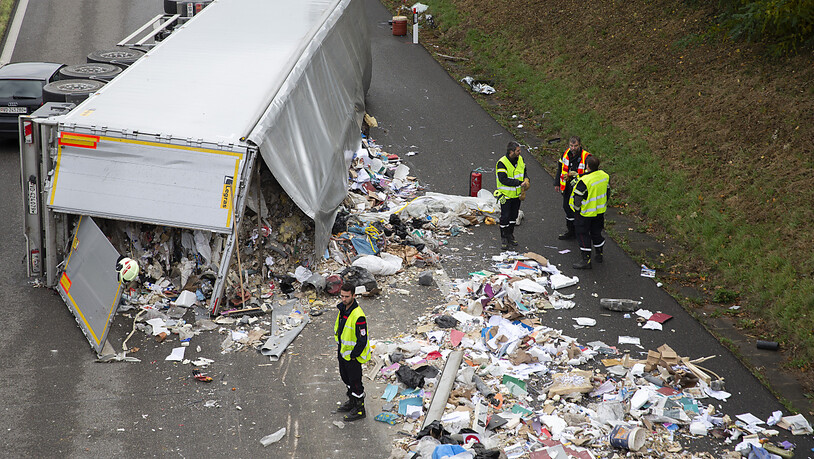 Nach einem Unfall bei Nyon VD lag Abfall auf der A1. Die Aufräumarbeiten waren aufwändig.