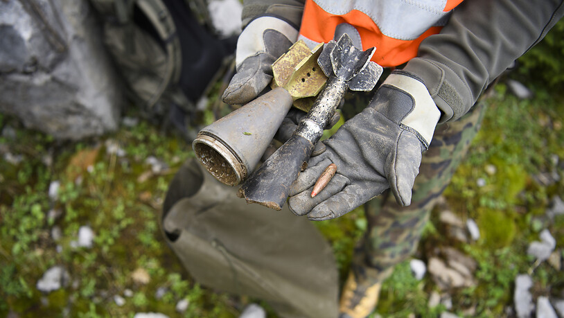 Ein Gebirgsspezialist zeigt Munitionsreste bei einer Aufräumaktion oberhalb der Schwägalp SG im Sommer 2018.