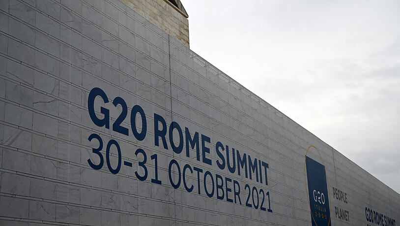 An der Halle des Pressezentrums des diesjährigen G20-Gipfels hängt ein großes Banner mit der Aufschrift "G20 Gipfel 30-31 Oktober 2021". Foto: Johannes Neudecker/dpa