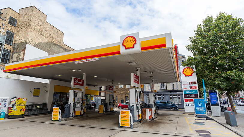 Der britisch-niederländische Ölkonzern Shell musste eine Abschreibung von 5,2 Milliarden Dollar auf die Bewertung von Terminkontrakten vornehmen. (Archivbild)