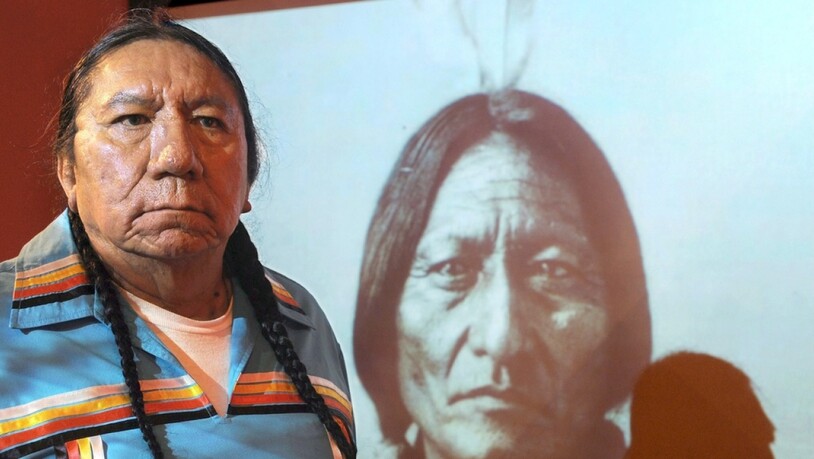 Ernie LaPointe, der Urenkel des legendären Häuptlings Sitting Bull, vor einem Porträt seines berühmten Vorfahren. Die Verwandtschaft zwischen den beiden konnte erst jetzt eindeutig nachgewiesen werden dank einem neuen DNA-Verfahren (Archivbild).