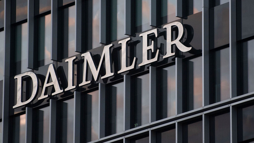 Bei Daimler klingeln die Kassen: Logo des Konzerns in Stuttgart (Archivbild).