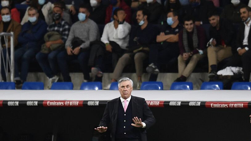 An der Seitenlinie von Real Madrid mahnt Carlo Ancelotti zur Ruhe