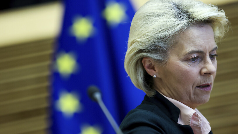 Ursula von der Leyen, Präsidentin der Europäischen Kommission, wartet auf den Beginn einer Sitzung des Kollegiums der Kommissare im Hauptsitz der EU in Brüssel. Foto: Kenzo Tribouillard/Pool AFP/AP/dpa
