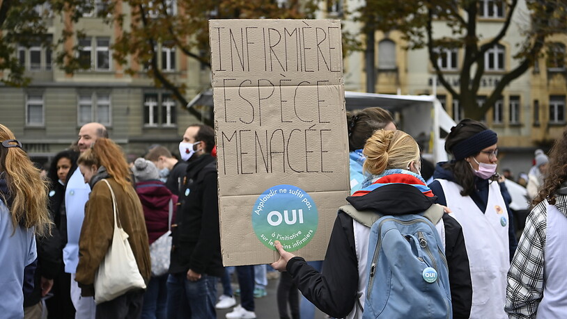 Demonstrantinnen und Demonstranten werben in Bern für ein Ja zur Pflegeinitiative, über die am 28. November abgestimmt wird.
