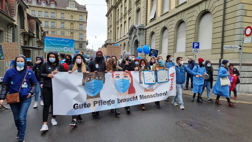 Für mehr Lohn, Respekt und Solidarität: Demonstrierende an der Kungebung in Bern.
