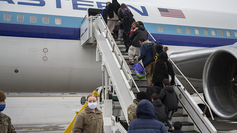 HANDOUT - Evakuierte aus Afghanistan besteigen ein Flugzeug am Luftwaffenstützpunkt Ramstein - es ist der letzte Flug in die Vereinigten Staaten. Mit diesem Flug hat die USA die Evakuierung von Afghanen über ihren Luftwaffenstützpunkt Ramstein in…
