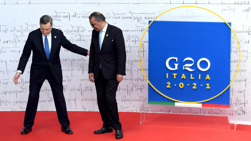 Tedros Adhanom Ghebreyesus (r), Generaldirektor der Weltgesundheitsorganisation (WHO), wird bei der Ankunft zum G20-Gipfel im Konferenzzentrum La Nuvola von Mario Draghi, Premierminister von Italien, begrüßt. Foto: Ettore Ferrari/Pool/ANSA via ZUMA Press…