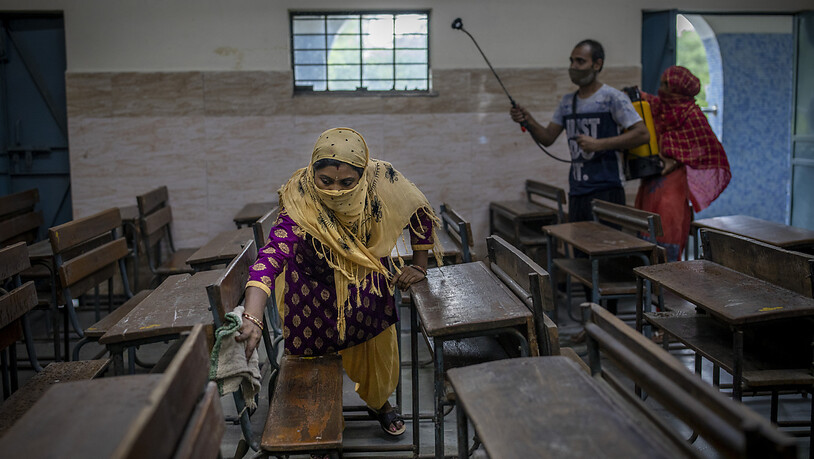 ARCHIV - In Neu Delhi wird ein Klassenzimmer desinfiziert. Foto: Altaf Qadri/AP/dpa