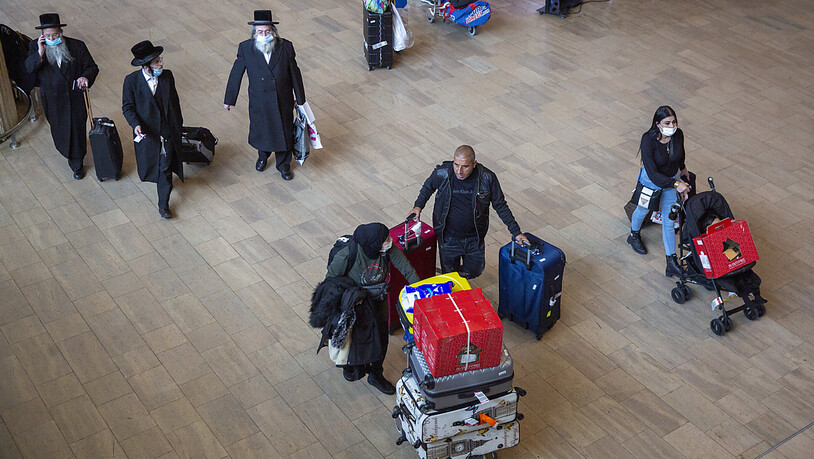 Reisende am Ben-Gurion-Flughafen. Foto: Ariel Schalit/AP/dpa