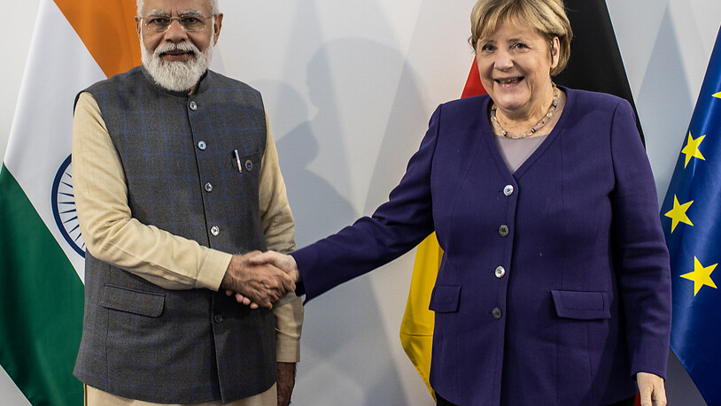 Narendra Modi, Premierminister von Indien, und Angela Merkel (CDU), geschäftsführende Bundeskanzlerin, reichen sich vor einem bilateralen Gespräch am Rande eines G20-Gipfels die Hände. Foto: Oliver Weiken/dpa
